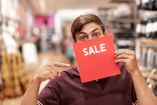 Compras no shopping com grandes descontos . — Fotografia de Stock
