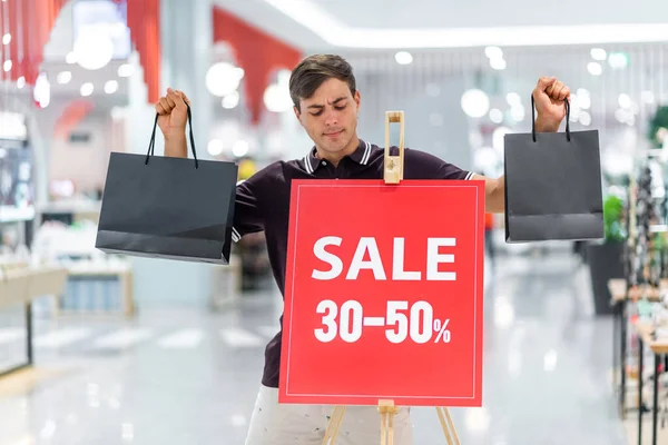 Compras no shopping com grandes descontos . — Fotografia de Stock