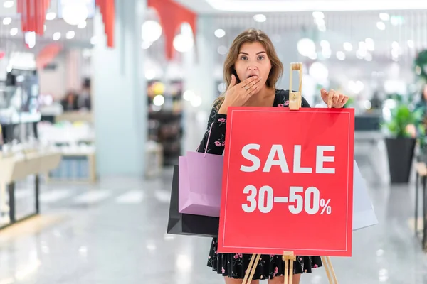 Compras no shopping com grandes descontos . — Fotografia de Stock