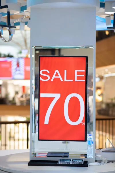 Compras no shopping com grandes descontos . — Fotografia de Stock