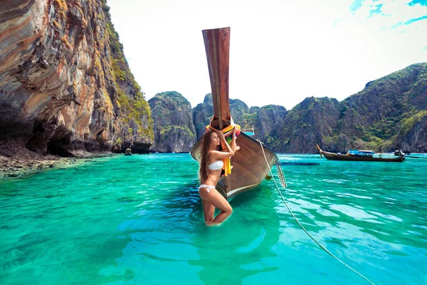 Piękny kaukaski dziewczyna ciesząc się a wakacje w tropiki — Zdjęcie stockowe