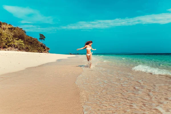 Preciosa chica caucásica disfrutando de unas vacaciones en los trópicos — Foto de Stock