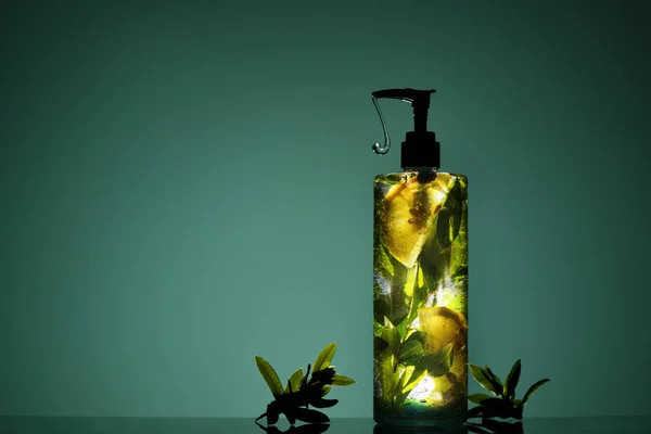 Бутылка для чистки лица с гелем с лимоном и листьями и дозатором — стоковое фото