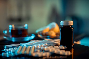 Kendini soyutlama. Ev karantinasındaki insanlar. İlaç ve sağlık hizmetleri