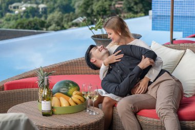 Gezginler, tropik bir tatil köyündeki harika bir villada dinleniyorlar.