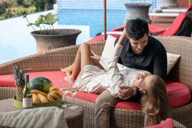 Gezginler, tropik bir tatil köyündeki harika bir villada dinleniyorlar.