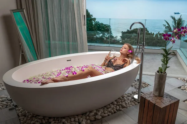 Viajeros relajándose en una maravillosa villa en un resort tropical —  Fotos de Stock