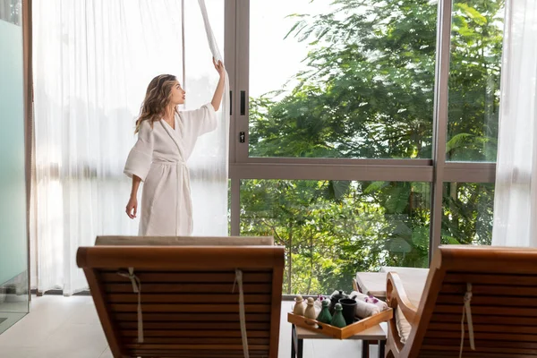 A mulher luxuosa da aparência de modelo toma um banho. Tratamentos Spa — Fotografia de Stock