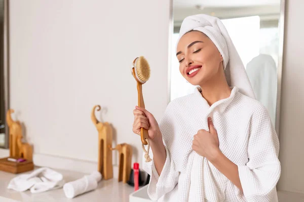 우아 한 모델 차림의 여자는 목욕을 한다. 화선 치료 — 스톡 사진