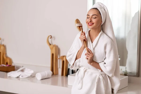 Lujosa mujer de apariencia modelo toma un baño. Tratamientos de spa —  Fotos de Stock