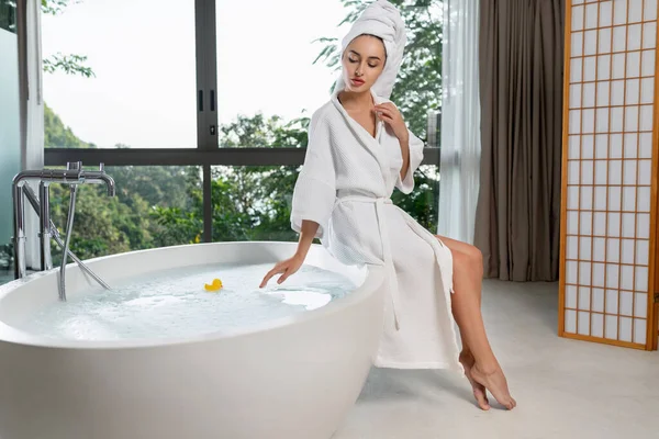 A mulher luxuosa da aparência de modelo toma um banho. Tratamentos Spa — Fotografia de Stock