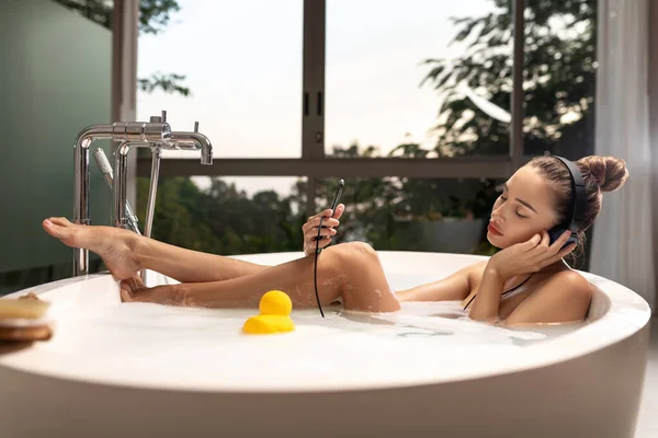 A mulher luxuosa da aparência de modelo toma um banho. Tratamentos Spa — Fotografia de Stock