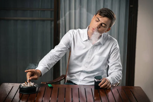 Joven y cigarrillos. Malos hábitos. Cáncer y Oncología. Fumar mata — Foto de Stock