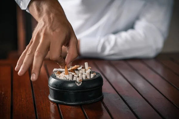 Jovem e cigarros. Maus hábitos. Cancro e Oncologia. Fumar mata — Fotografia de Stock