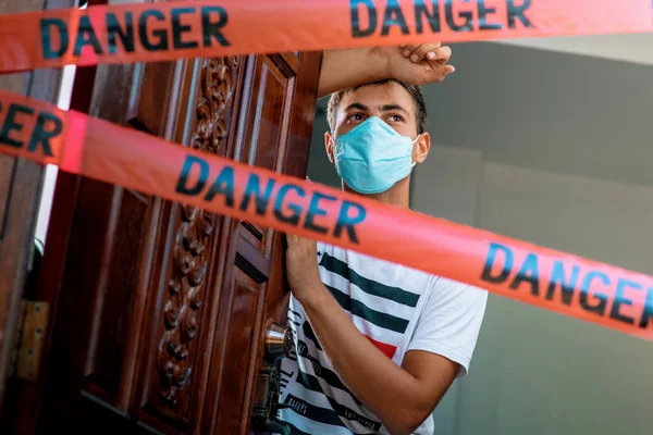 Actieve zelf-isolatie modus. Mensen moeten thuis zijn om gezond te blijven. — Stockfoto