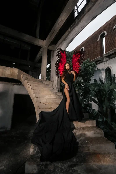 Halloweenský nápad. Žena s červenými křídly démona — Stock fotografie
