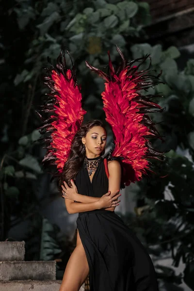 Idea de Halloween. Mujer con alas de demonio rojo — Foto de Stock