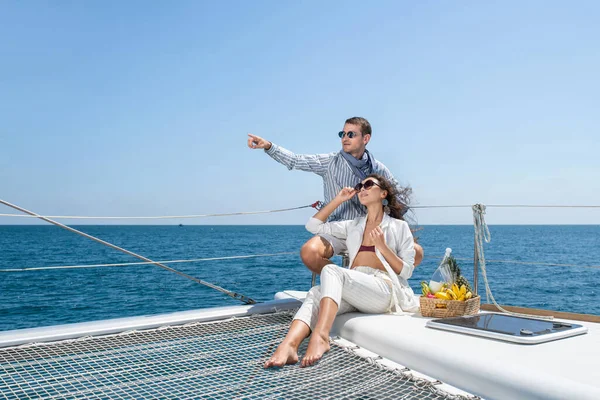Appuntamento di lusso su uno yacht. Champagne e frutta tropicale. Bello uomo e donna. — Foto Stock