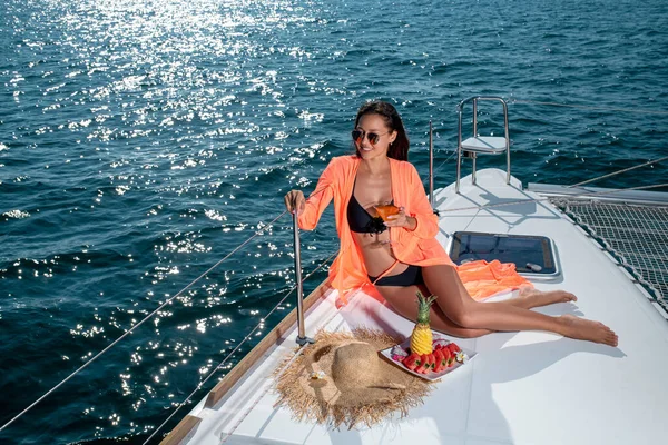 Молода красива дівчина на носі яхти — стокове фото