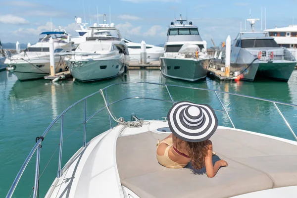 Geriye bakış: güzel genç kadın tatil konsepti için deniz kıyısındaki yat limanında dinleniyor.