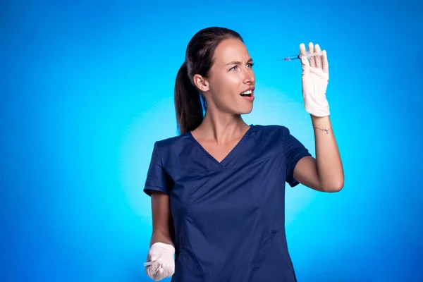 Morena Posando Pie Sobre Fondo Azul Con Traje Quirúrgico Azul —  Fotos de Stock