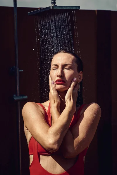 Hermosa Mujer Traje Baño Rojo Con Cuerpo Belleza Que Tiene — Foto de Stock