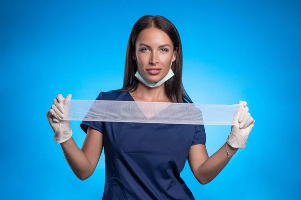 Morena Posando Pie Sobre Fondo Azul Con Una Máscara Protectora —  Fotos de Stock