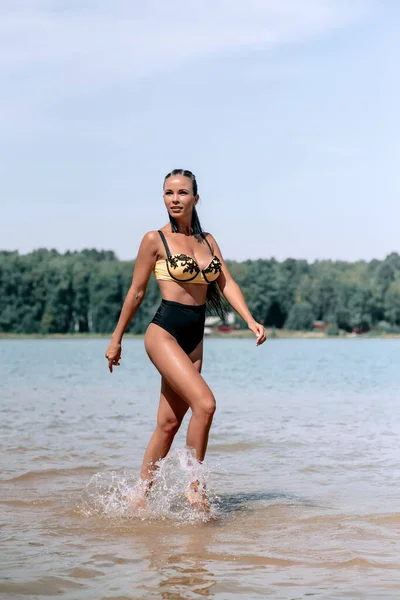 Hermosa Mujer Joven Sexy Bikini Ubicación Del Río Montaña — Foto de Stock