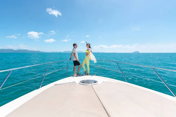 Coppia Dolce Piedi Sul Bordo Yacht Lusso Bruna Con Cappello — Foto Stock