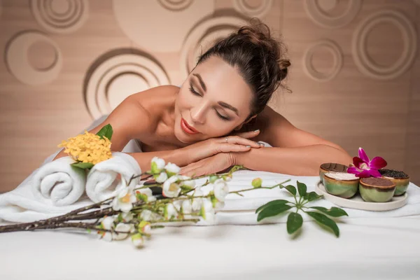 Mujer Feliz Acostada Mesa Con Flores Toalla Después Los Procedimientos — Foto de Stock