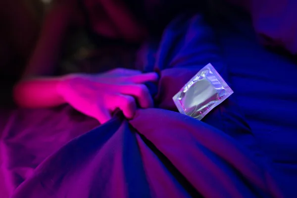 열정에서 시트를 소녀의 콘돔과 소포가 관계를 형광등 Hiv — 스톡 사진