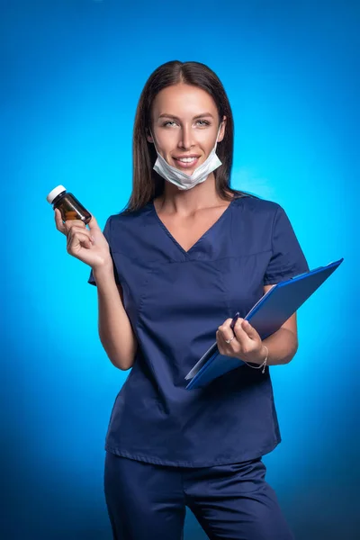 Hermoso médico worker.e en un traje quirúrgico azul —  Fotos de Stock