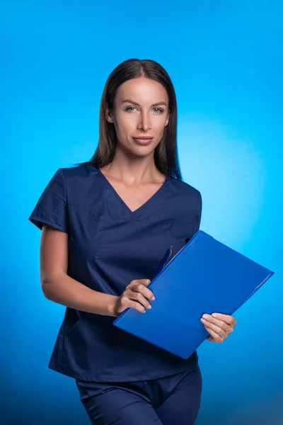 Hermoso médico worker.e en un traje quirúrgico azul —  Fotos de Stock