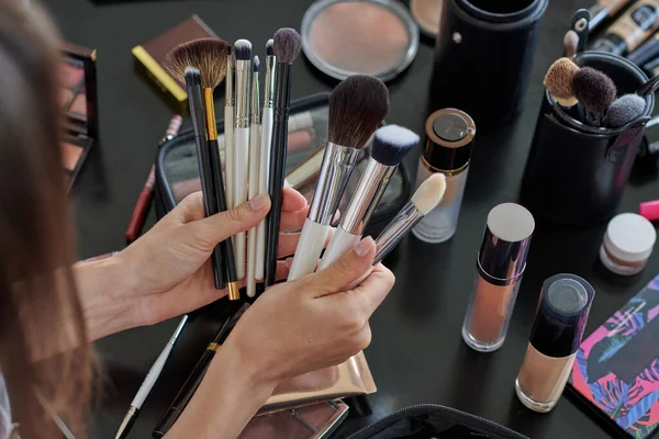 Maquillaje Artista Mostrando Diferentes Pinceles Concepto Lecciones Maquillaje — Foto de Stock