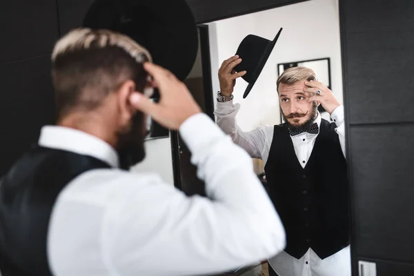 Homem Elegante Com Bigode Barba Coloca Chapéu Frente Espelho — Fotografia de Stock