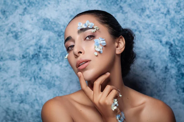 Una Mujer Atractiva Con Maquillaje Natural Flores Azules Cara Concepto — Foto de Stock