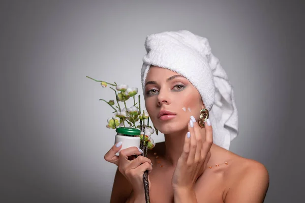 Cosmetici Biologici Ritratto Una Bella Donna Dopo Una Doccia Con — Foto Stock