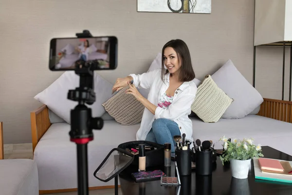 Cámara Que Toma Foto Mujer Que Pone Maquillaje Cara Utilizando — Foto de Stock