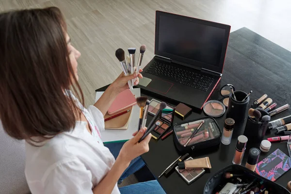 Chica Maquillaje Artista Muestra Conjunto Pinceles Maquillaje Centran Pantalla Del — Foto de Stock