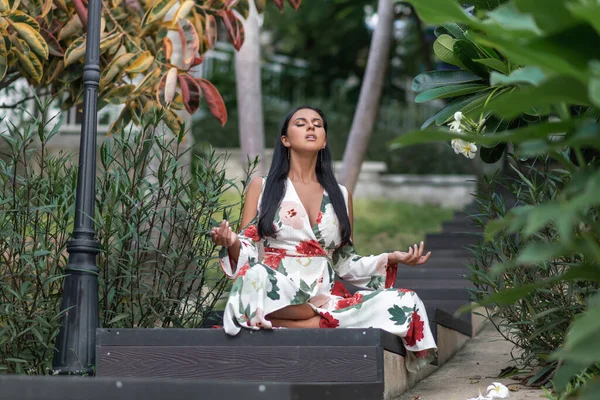 Femme Dans Une Robe Été Blanche Pratiquant Yoga Position Lotus — Photo