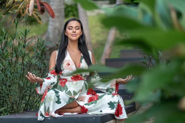 Une Jolie Femme Robe Blanche Fait Yoga Dans Nature Elle — Photo