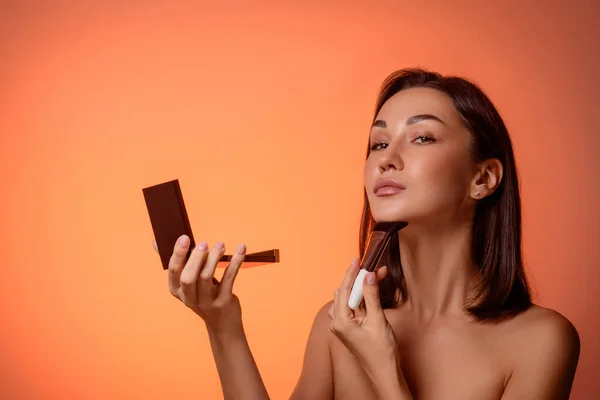 Hermosa Mujer Con Cepillo Polvo Cosmético Para Maquillaje Cepillo Barbilla — Foto de Stock