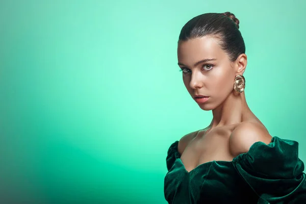 Retrato Una Chica Caucásica Pendientes Aro Diseño Moderno Vestido Verde —  Fotos de Stock