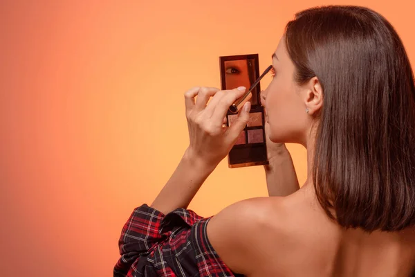 Mujer Joven Que Aplica Rímel Mientras Mira Espejo Vista Desde — Foto de Stock
