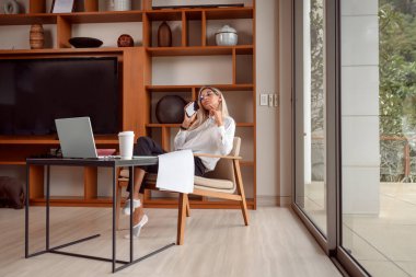 Ciddi iş kadınları sorunlara telefonla karar verirler, kadınlar çalışma masasında otururlar.