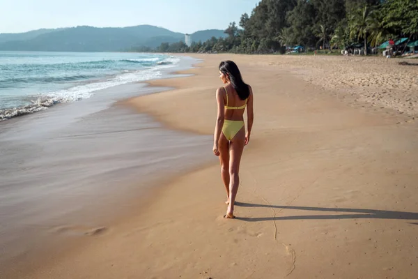 View Cute Girl Walks Shore Tropical Beach — Stock Photo, Image