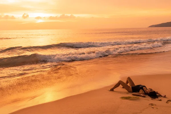 Wet Sexy Woman Sitting Beach Sunset Seaside Outdoor Fashion Photo — Stock Photo, Image