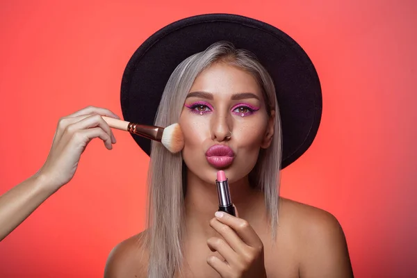 Retrato Estudio Una Hermosa Mujer Con Maquillaje Rosa Brillante Pedrería — Foto de Stock