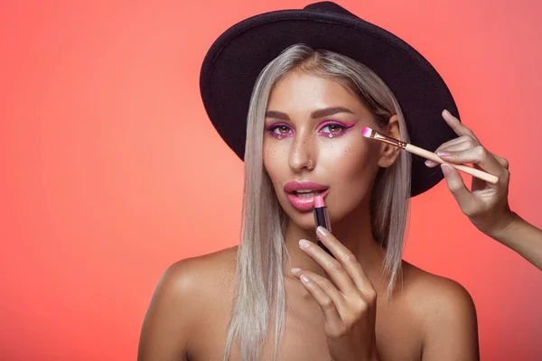 Affascinante Bionda Cappello Nero Con Brillante Trucco Rosa Creativo Trucco — Foto Stock