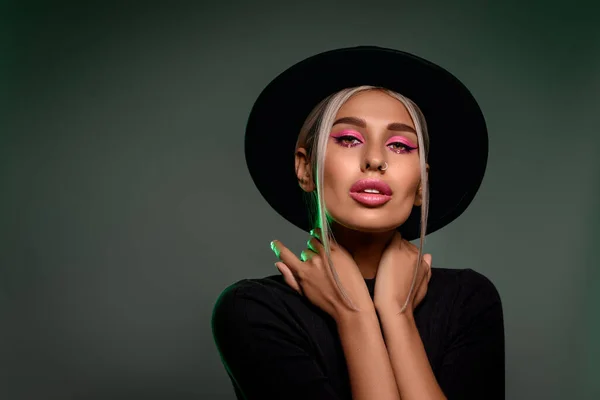 Mujer Joven Sensual Con Maquillaje Rosa Brillante Sombrero Negro Sosteniendo —  Fotos de Stock